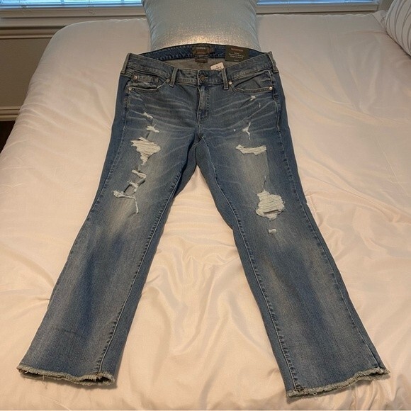 NWT Torrid Boyfriend Jeans Crop Mid Rise Straight Leg Distressed Ripped SZ 16 - Picture 1 of 9
